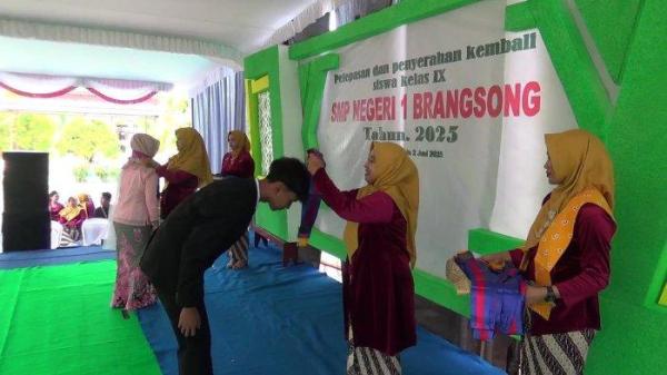 MOMEN KELULUSAN - SMPN 1 Brangsong merayakan kelulusan dengan menggandeng orang siswa untuk menghindari aksi konvoi. Penyerahan hasil pengumuman diserahkan dari pihak sekolah dan komite kepada orang tua dan siswa.