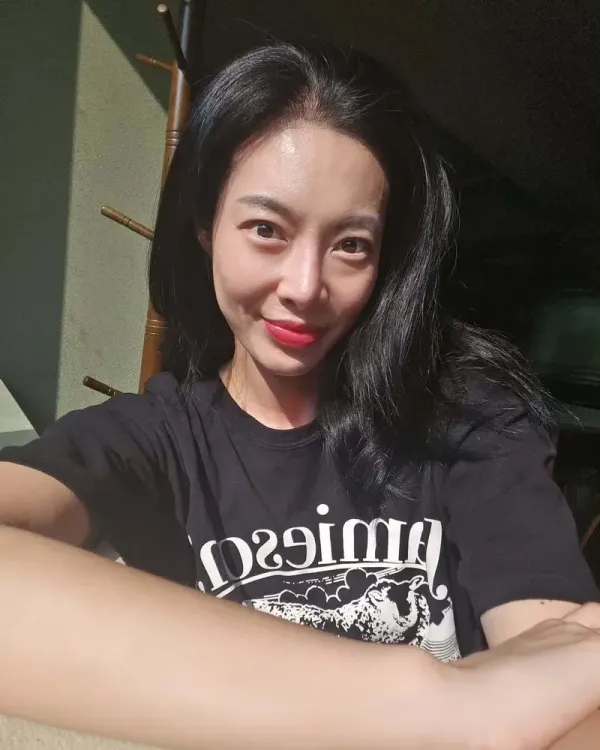 Mantan Supermodel Korea Tak Gengsi Kerja Jadi Pelayan Restoran