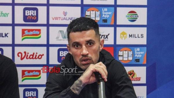 PANGGILAN TIMNAS - Pemain Borneo FC, Stefano Lilipaly, sedang memberikan keterangan kepada awak media di Stadion Indomilk Arena, Tangerang, Banten, Selasa (3/6/2025). Stefano Lilipaly berpotensi jadi pembeda laga Timnas Indonesia kontra China.