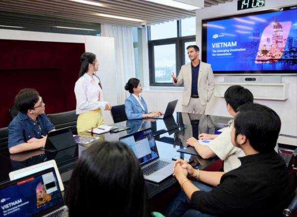 98.8% of FPT employees have been trained in fundamental AI knowledge. Photo courtesy of FPT