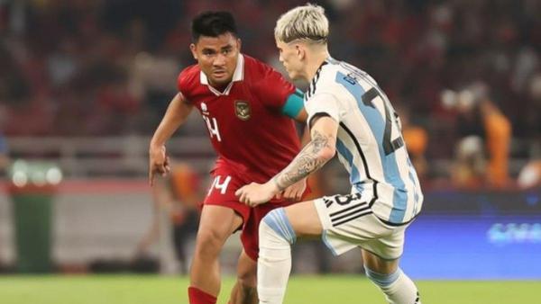 Bek kanan Timnas Indonesia, Asnawi Mangkualam berduel dengan pemain Timnas Argentina, Alejandro Garnacho dalam laga FIFA Matchday edisi Juni 2023 di Stadion Utama Gelora Bung Karno (SUGBK), Jakarta, Senin (19/6/2023).