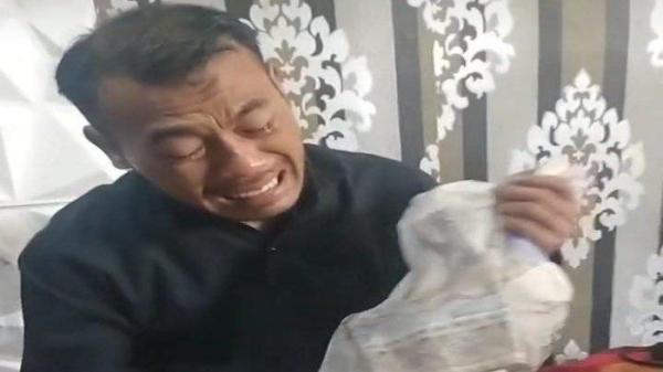 SUAMI BUNUH ISTRI-Wadison Pasaribu saat menangisi kepergian istrinya Petry Sihombing di Puri Anggrek, Kota Serang, Banten, Minggu (1/6/2025). Setelah polisi melakukan penyelidikan, diketahui Wadison adalah pembunuh istrinya dengan merekayasa terjadinya perampokan 