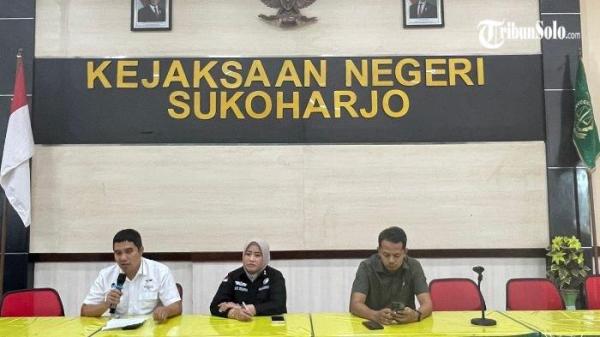 PENETAPAN TERSANGKA - Kejaksaan Negeri (Kejari) Sukoharjo menetapkan mantan Kepala Desa (Kades) Godog, Kecamatan Polokarto, Agus Adi Setiawan (AAS), sebagai tersangka kasus dugaan korupsi Dana Desa. 
 Penetapan tersangka dilakukan pada Rabu (4/6/2025), setelah Kejari Sukoharjo mengantongi cukup alat bukti.