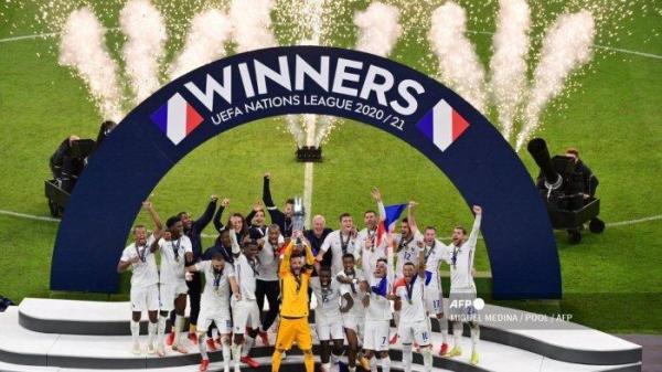 Pemain Prancis merayakan dengan trofi pada akhir pertandingan sepak bola final Nations League antara Spanyol dan Prancis di stadion San Siro di Milan, pada 10 Oktober 2021.