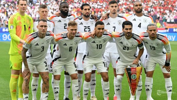 (Atas dari kiri) Kiper Jerman #01 Manuel Neuer, gelandang Jerman #08 Toni Kroos, bek Jerman #02 Antonio Ruediger, gelandang Jerman #25 Emre Can, penyerang Jerman #07 Kai Havertz, bek Jerman #04 Jonathan Tah, (bawah dari L) Bek Jerman #03 David Raum, bek Jerman #06 Joshua Kimmich, gelandang Jerman #10 Jamal Musiala, gelandang Jerman #21 Ilkay Gundogan dan gelandang Jerman #19 Leroy Sane berpose untuk foto tim selama sepak bola perempat final UEFA Euro 2024 pertandingan antara Spanyol dan Jerman di Stuttgart Arena di Stuttgart pada 5 Juli 2024. <div class=