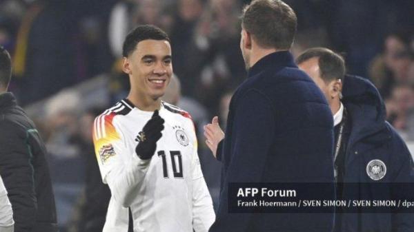 Pelatih nasional Julian NAGELSMANN (GER) bersama Jamal MUSIALA (GER) setelah pergantian pemain. Sepak Bola Liga Bangsa-bangsa UEFA Jerman (GER) - Bosnia - Herzegovina (BIH) 7-0 pada 16.10.2024 di Europa Parks Stadion Freiburg,