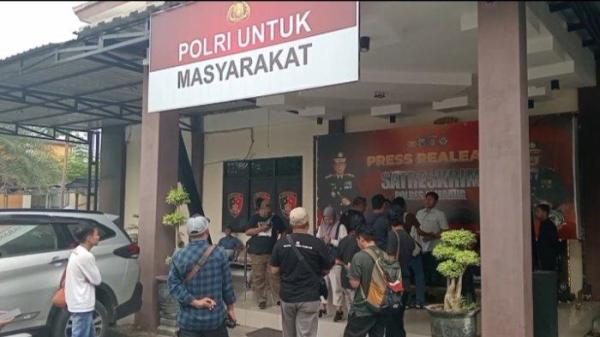 GURU LAPOR POLISI - Tampak depan halaman kantor Satreskrim Polres Jombang, Kabupaten Jombang, Jawa Timur saat konferensi pers dengan awak media, Senin (5/5/2025). Guru lansia di Jombang lapor polisi setelah dituduh punya hubungan gelap hingga dipukul kalender oleh kepala sekolah.