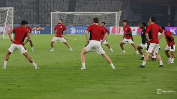 LATIHAN TIMNAS - Sejumlah pesepak bola Timnas Indonesia mengikuti sesi latihan resmi jelang pertandingan Kualifikasi Piala Dunia 2026 di Stadion Utama Gelora Bung Karno, Jakarta, Rabu (4/6/2025). Latihan resmi tersebut sebagai persiapan jelang melawan Timnas China dalam laga putaran ketiga Kualifikasi Piala Dunia 2026 Zona Asia di Stadion Utama Gelora Bung Karno, Jakarta pada Kamis (5/6/2025). TRIBUNNEWS/IRWAN RISMAWAN
