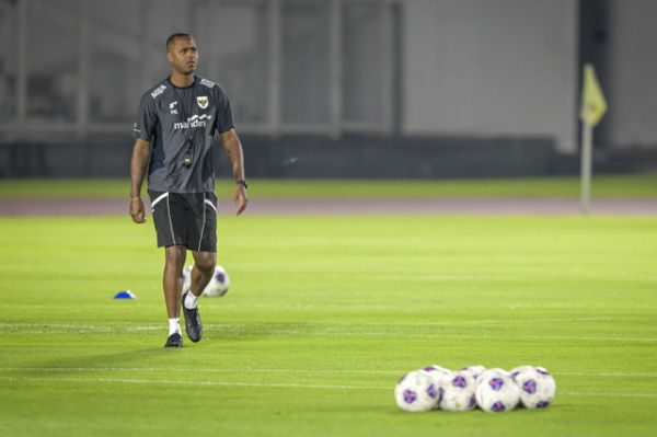 Pelatih Timnas Indonesia Patrick Kluivert bersiap memberikan intruksi saat memimpin sesi latihan jelang melawan Timnas China di Stadion Madya, Komplek GBK, Senayan, Jakarta, Senin (2/6/2025). Foto: Bayu Pratama S/ANTARA FOTO