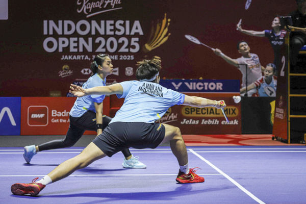 Pasangan ganda campuran Indonesia Adnan Maulana/Indah Cahya Sari Jamil mengembalikan kok ke arah lawan pada gelaran Indonesia Open 2025 di Istora Senayan, Jakarta, Rabu (4/6/2025). <div class=