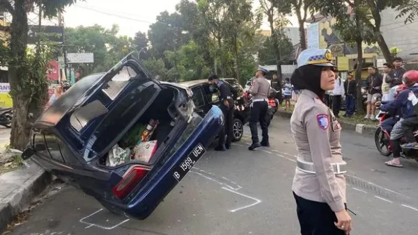 Dua mobil bertabrakan hingga bertumpuk di dekat Taman Corat-coret, Kota Bogor.