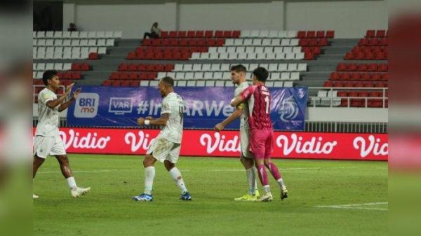 RAYAKAN KEMENANGAN - Pemain Persib Bandung Nick Kuipers, Kevin Mendoza, Gustavo Franca, dan Ahmad Agung merayakan kemenangan Persib Bandung atau PSIS Semarang di Stadion Jatidiri, Minggu (10/2/2025). <div class=