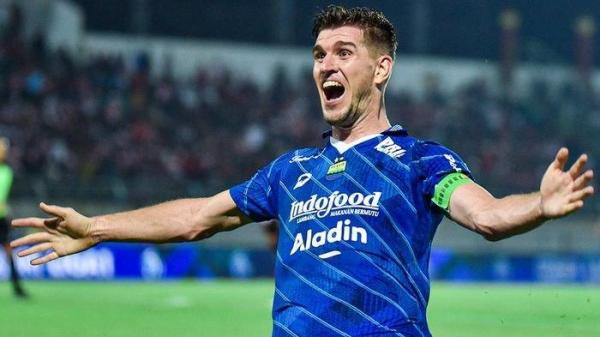 Bek asing Persib Bandung, Nick Kuipers meluapkan rasa gembiranya setelah mencetak gol ke gawang Madura United di Stadion Gelora Bangkalan, Madura, Rabu (1/11/2023).