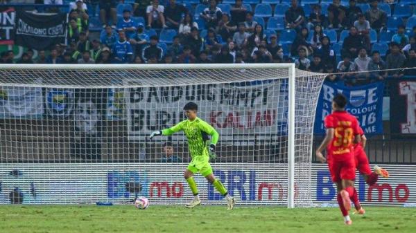 Aksi Kevin Mendoza di laga Persib Bandung vs Persija Jakarta. Di laga ini Maung Bandung menang 2-0.