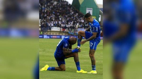 Selebrasi dua pemain Brasil Persib Bandung David da Silva dan Ciro Alves di laga melawan Persebaya Surabaya di Stadion Si Jalak Harupat, Sabtu (20/4/2024).