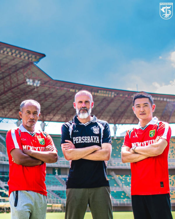 Tim kepelatihan Persebaya Surabaya untuk musim 2025/26 (kiri-ke-kanan): Uston Nawawi, Eduardo Perez, Shin Sang-gyu. Foto: Instagram @officialpersebaya