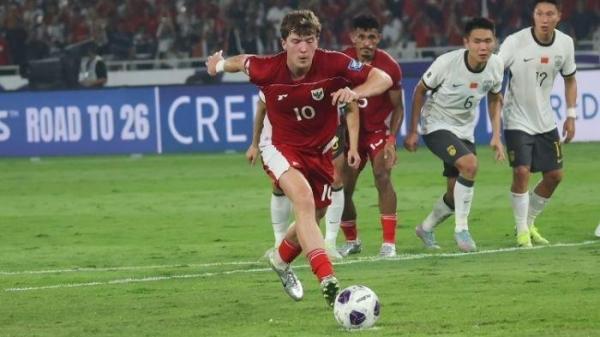 Penyerang Timnas Indonesia Ole Romney sedang menendang penalti di laga Indonesia