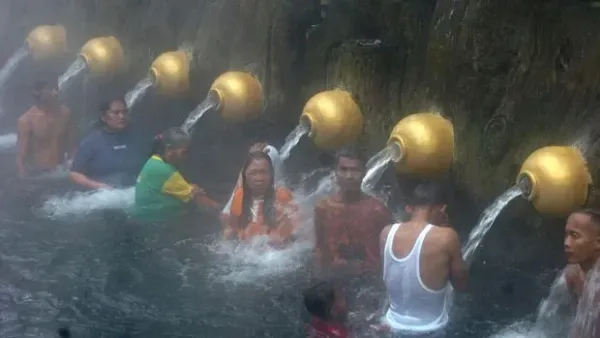 Pengunjung mandi air panas Pancuran 13 di obyek wisata Guci, Kabupaten Tegal, Jawa Tengah, Jumat (12/4/2024). Menurut data pengelola air panas Pancuran 13 yang berada di kaki Gunung Slamet itu jumlah pengunjung pada H+2 libur Lebaran meningkat dari biasanya 1.000 orang menjadi 4.000 orang yang didominasi pengunjung dari luar kota. ANTARA FOTO/Oky Lukmansyah/pras.