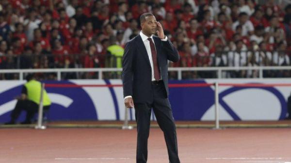 TIMNAS INDONESIA - Pelatih Timnas Indonesia Patrick Kluivert memberi instruksi saat Timnas Indonesia melawan Bahrain dalam babak kualifikasi Piala Dunia 2026 Zona Asia di Stadion Utama Gelora Bung Karno, Senayan, Jakarta, Selasa (25/3/2025). TRIBUNNEWS/IRWAN RISMAWAN