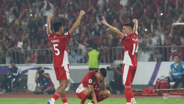 KUALIFIKASI PIALA DUNIA - Pesepak bola Timnas Indonesia Rizky Ridho (kiri), Joey Pelupessy (kanan), dan Jay Idzes meluapkan kegembiraan usai melawan Timnas China pada Kualifikasi Piala Dunia 2026 zona Asia di Stadion Gelora Bung Karno (GBK) Jakarta, Kamis (5/6/2025). Indonesia berhasil memenangkan pertandingan dengan skor tipis 1-0 melawan China. Di foto menggunakan kamera Canon EOS R1 dan lensa RF 100-500mm. TRIBUNNEWS/HERUDIN
