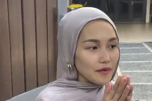 Pedangdut Ayu Ting Ting kurban tiga sapi limosin. Foto: Aprilandika Pratama/kumparan