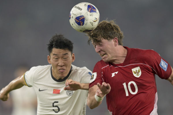 Pemain Timnas Indonesia Ole Lennard Romenij berebut bola dengan pemain Timnas China Zhu Chenjie pada pertandingan Kualifikasi Piala Dunia 2026 putaran ketiga Grup C di Stadion Utama Gelora Bung Karno, Jakarta, Kamis (5/6/2025). Foto: Fauzan/ANTARA FOTO
