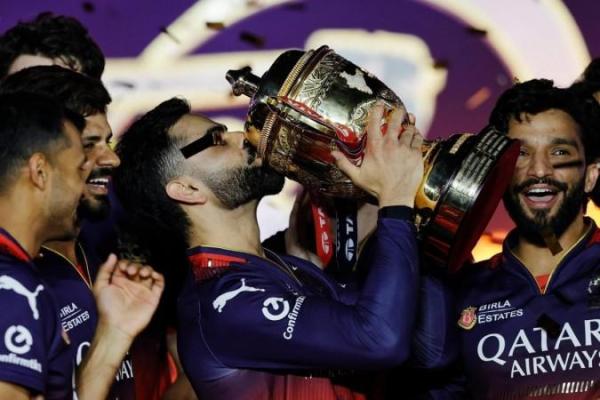 RCB wins IPL 2025: Virat Kohli kisses his trophy, poses with Chris Gayle, AB de Villiers as trio celebrate big win