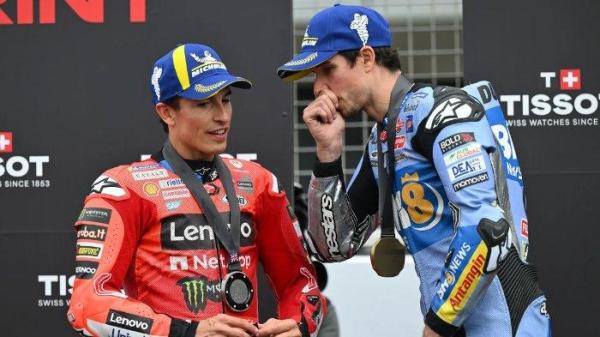 MARC DAN ALEX - Marc Marquez dan Alex Marquez bercengkrama ketika berada di podium MotoGP Inggris 2025 yang berlangsung di Sirkuit Silverstone pada 24 Mei 2025. (Foto: Laman MotoGP)
