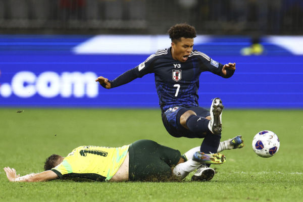Pemain Jepang Joel Chima Fujita beraksi dengan pemain Australia Brandon Borrello pada pertandingan sepak bola kualifikasi grup C Piala Dunia 2026 di Perth, Kamis (5/6/2025). Foto: Trevor Collens/AP