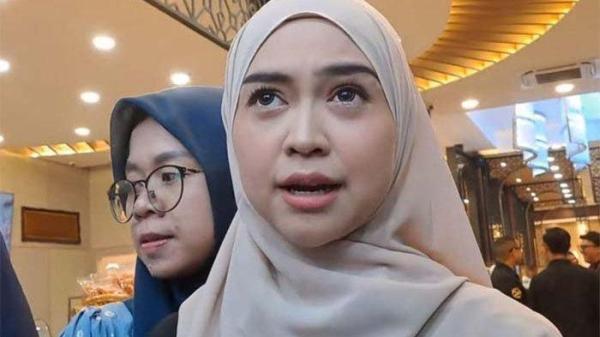 PACAR RIA RICIS - Youtuber Ria Ricis dikabarkan berpacaran dengan Evan DC Music. Hal ini dikuak oleh Denny Caknan.