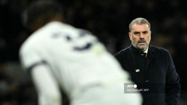 Pelatih Kepala Tottenham Hotspur Yunani-Australia Ange Postecoglou (kanan) lokos ke bek Tottenham Hotspur Italia #38 Destiny Udogie setelah ia dilanggar selama pertandingan sepak bola Liga Premier Inggris antara Tottenham Hotspur dan West Ham United di Stadion Tottenham Hotspur di London, pada 7 Desember.