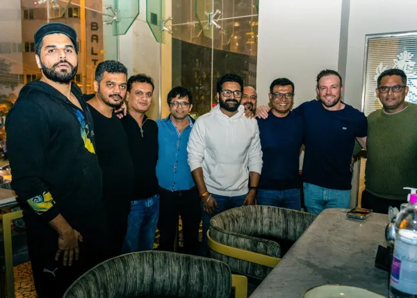 Nikhil Sosale with RCB members