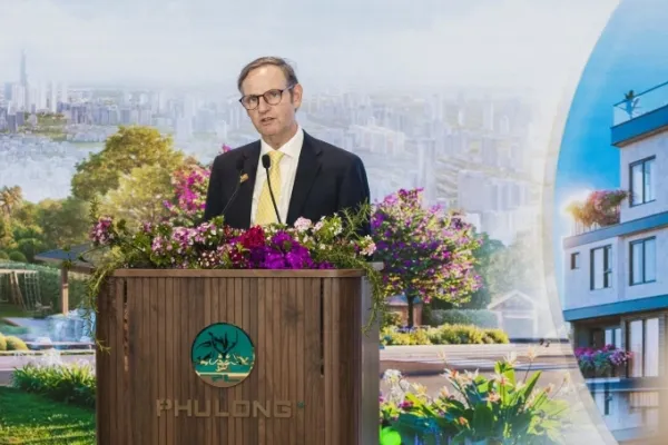 Richard Mark Leech, Deputy CEO of Phu Long Corporation delivering a speech at the event. Photo courtesy of Phu Long