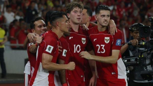 KUALIFIKASI PIALA DUNIA - Pesepak bola Timnas Indonesia Ole Romeny bersama rekan setimnya selebrasi usai gol melalui titik penalti saat melawan Timnas China pada Kualifikasi Piala Dunia 2026 zona Asia di Stadion Gelora Bung Karno (GBK) Jakarta, Kamis (5/6/2025). Indonesia sementara unggul 1-0 dibabak pertama melawan China. TRIBUNNEWS/HERUDIN
