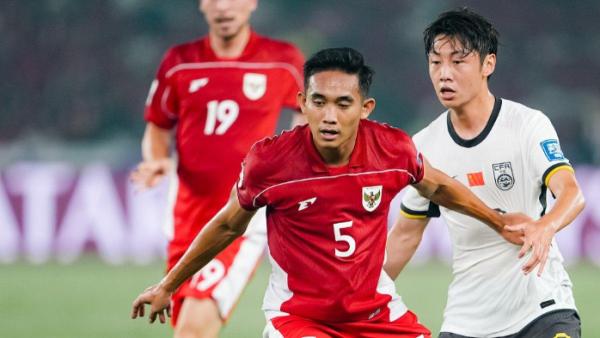 TIMNAS INDONESIA VS CHINA - Aksi bek Persija Jakarta, Rizky Ridho di laga Timnas Indonesia vs China dalam lanjutan babak putaran ketiga kualifikasi Piala Dunia 2026 zona Asia ronde ketiga yang berlangsung di Stadion Gelora Bung Karno, Jakarta, Kamis, 5 Juni 2025. Timnas Indonesia dipastikan lolos ke putaran keempat kualifikasi Piala Dunia 2026 zona Asia setelah kalahkan China 1-0.