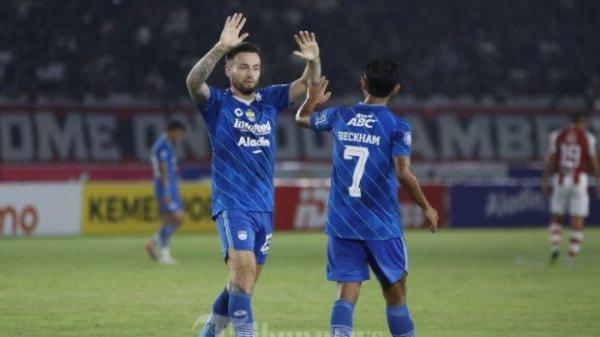 PROFIL MARC KLOK - Pesepak bola Persib Bandung, Marc Klok (kiri) tos dengan rekannya, Beckham Putra dalam lanjutan Liga 1 2023/2024 pekan 7 di Stadion Manahan, Solo, Selasa (8/8/2023) malam. Sosok Marc Klok itu, merupakan pemain Persib Bandung yang dulunya pernah juara bareng klub Liga 1 PSM Makassar dan Persija Jakarta.