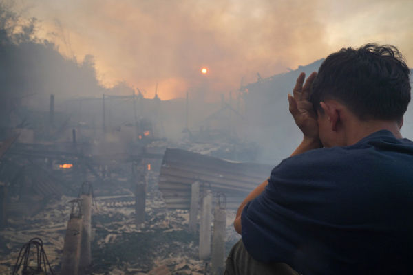 Warga berada di antara puing-puing rumah yang hangus dalam kebakaran permukiman padat penduduk di Jalan Kapuk Raya, Kapuk Muara, Penjaringan, Jakarta, Jumat (6/6/2025). Foto: ANTARA FOTO/Ferlian Septa Wahyusa