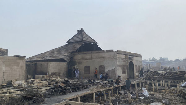 Penampakan bangunan masjid dalam kebakaran permukiman padat penduduk di Jalan Kapuk Raya, Kapuk Muara, Penjaringan, Jakarta, Sabtu (7/6/2025). Foto: Thomas Bosco/kumparan