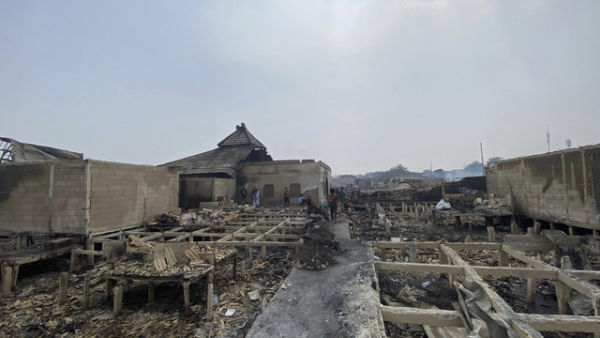 Penampakan bangunan masjid dalam kebakaran permukiman padat penduduk di Jalan Kapuk Raya, Kapuk Muara, Penjaringan, Jakarta, Sabtu (7/6/2025). Foto: Thomas Bosco/kumparan