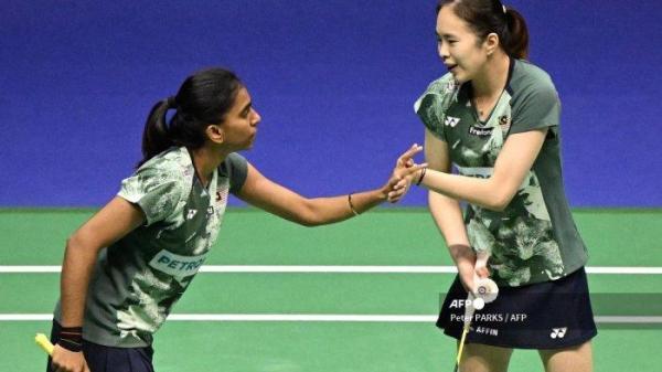 Reaksi Pearly Tan dan Thinaah Muralitharan dari Malaysia saat melawan Apriyani Rahayu dan Siti Fadia Silva Ramadhanti dari Indonesia pada final Hong Kong Open di Hong Kong pada 17 September 2023.