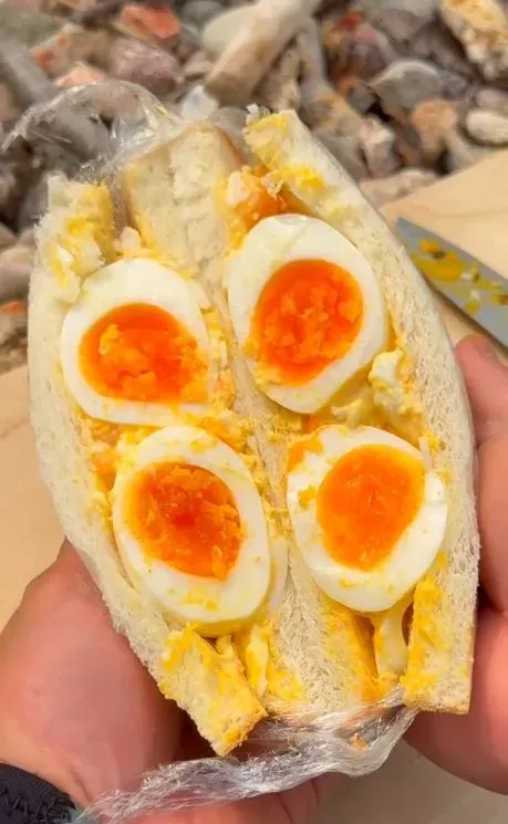 pria rebus telur di mata air panas lalu dijadikan kreasi sandwich