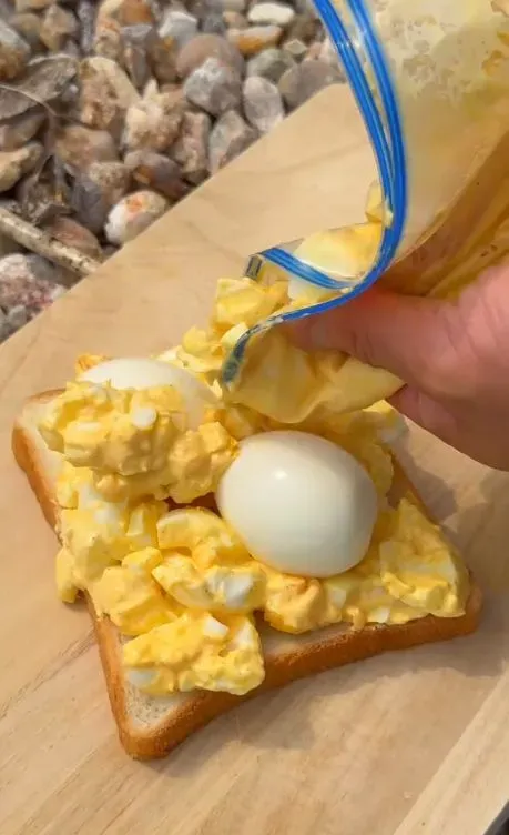 pria rebus telur di mata air panas lalu dijadikan kreasi sandwich