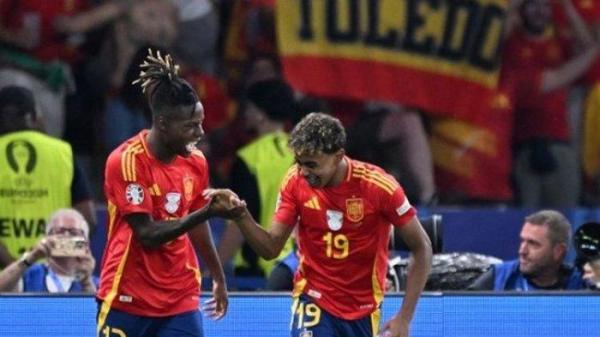 Gelandang Spanyol, Nico Williams, berselebrasi bersama Lamine Yamal seusai mengemas gol dalam final Euro 2024 di Stadion Olimpiade pada 14 Juli 2024.