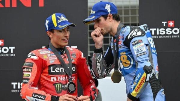 MARC DAN ALEX - Marc Marquez dan Alex Marquez bercengkrama ketika berada di podium MotoGP Inggris 2025 yang berlangsung di Sirkuit Silverstone pada 24 Mei 2025. (Foto: Laman MotoGP) (MotoGP)