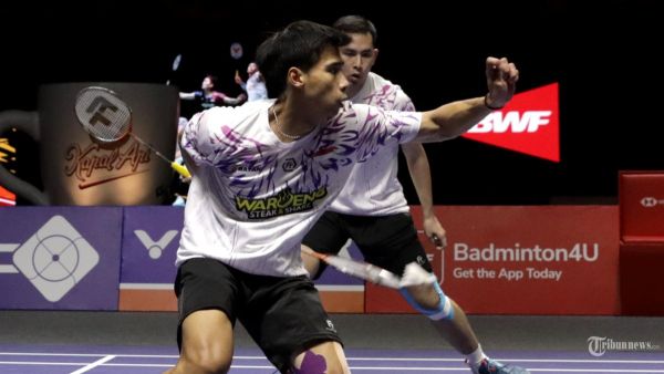 INDONESIA OPEN 2025 - Pebulu tangkis ganda putra Indonesia Sabar Kayama Gutama dan Moh Reza Fahlevi Isfahani mengembalikan kok ke arah pebulu tangkis ganda putra Korea Selatan Kim Won Ho dan Seo Seung Jae pada babak final Kapal Api Indonesia Open 2025 di Istora Senayan, Gelora Bung Karno, Jakarta, Minggu (8/6/2025). Sabar Kayama Gutama dan Moh Reza Pahlevi Isfahani gagal menjuarai Indonesia Open 2025 usai kalah dengan skor 21-18, 19-21 dan 12-21. TRIBUNNEWS/IRWAN RISMAWAN