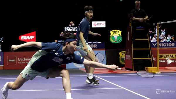 INDONESIA OPEN 2025 - Pebulu tangkis ganda putra Korea Selatan Kim Won Ho dan Seo Seung Jae mengembalikan kok kearah pebulu tangkis Indonesia Sabar Kayama Gutama dan Moh Reza Fahlevi Isfahani pada babak final Kapal Api Indonesia Open 2025 di Istora Senayan, Gelora Bung Karno, Jakarta, Minggu (8/6/2025). Sabar Kayama Gutama dan Moh Reza Pahlevi Isfahani gagal menjuarai Indonesia Open 2025 usai kalah dengan skor 21-18, 19-21 dan 12-21. TRIBUNNEWS/IRWAN RISMAWAN