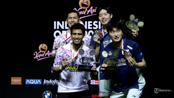 INDONESIA OPEN 2025 - Pebulu tangkis ganda putra Indonesia Sabar Kayama Gutama dan Moh Reza Fahlevi Isfahani bersama pebulu tangkis ganda putra Korea Selatan Kim Won Ho dan Seo Seung Jae menunjukkan medali usai babak final Kapal Api Indonesia Open 2025 di Istora Senayan, Gelora Bung Karno, Jakarta, Minggu (8/6/2025). Sabar Kayama Gutama dan Moh Reza Pahlevi Isfahani gagal menjuarai Indonesia Open 2025 usai kalah dengan skor 21-18, 19-21 dan 12-21. TRIBUNNEWS/IRWAN RISMAWAN