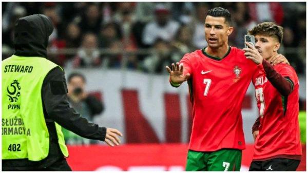 Cristiano Ronaldo saat berfoto dengan penggemar di tengah pertandingan UEFA Nations League melawan Polandia, Minggu (13/10/2024).