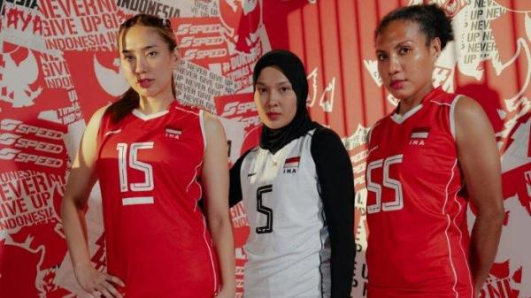 TIMNAS VOLI INDONESIA - (Kiri ke kanan) Yolla Yuliana, Eris Septia, Mediol Yoku dalam launching jersey Timnas voli putri Indonesia untuk AVC Nations Cup 2025 di Hanoi, Vietnam pada 7-14 Juni 2025.