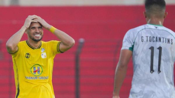 Potret ekspresi Murilo Mendes (kiri) saat Barito Putera kalah dari PSS Sleman di pekan kedelapan Liga 1 2024, Minggu (20/10).